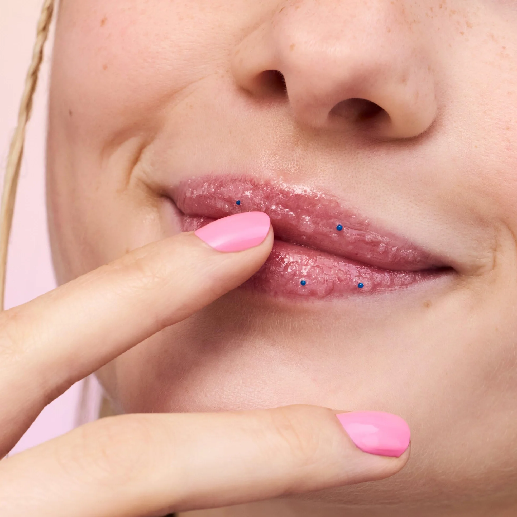 essence Superman lip scrub gommage lèvres 11g avec vitamines
