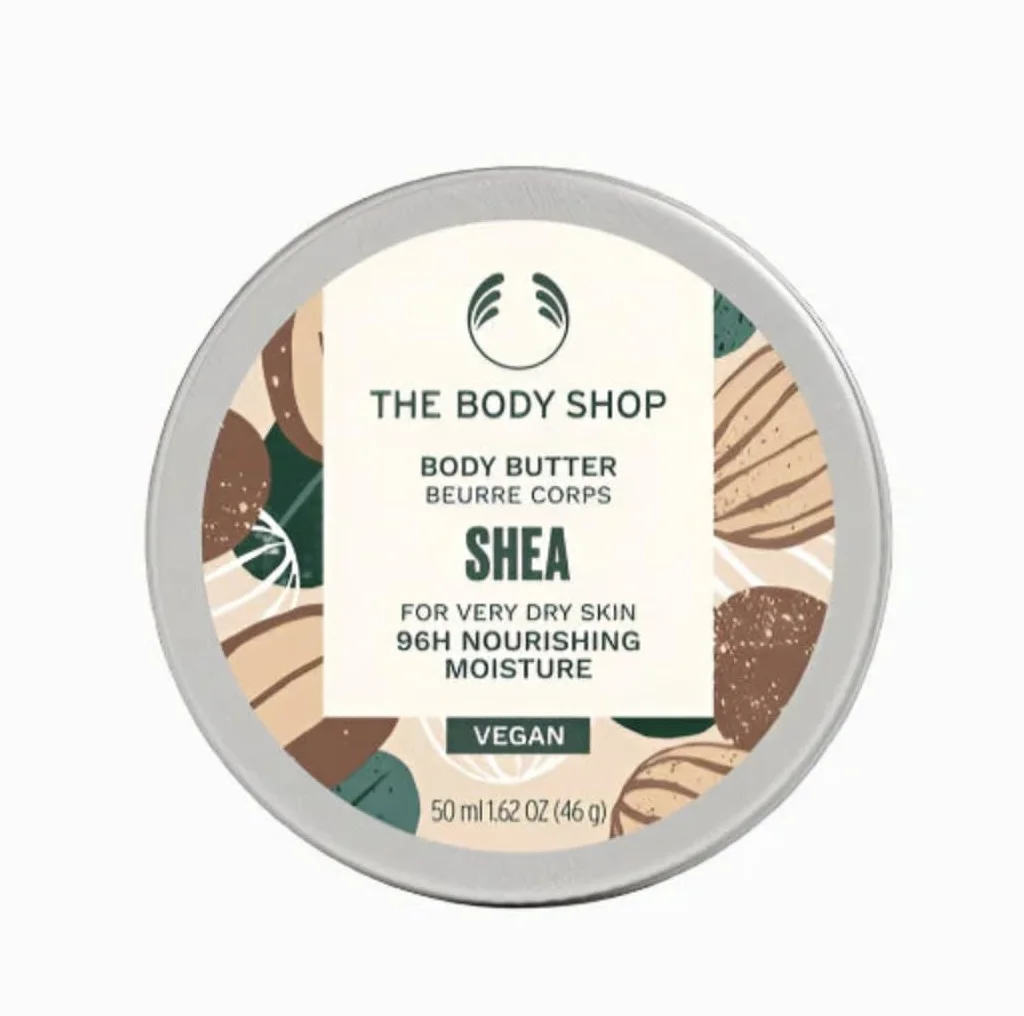 The Body Shop Coffret cadeau au karité - Ensemble de soins pour peau sèche - Crème douche, beurre corporel, baume pour les mains, savon et fleur de ramie - Cosmétiques naturels végétaliens