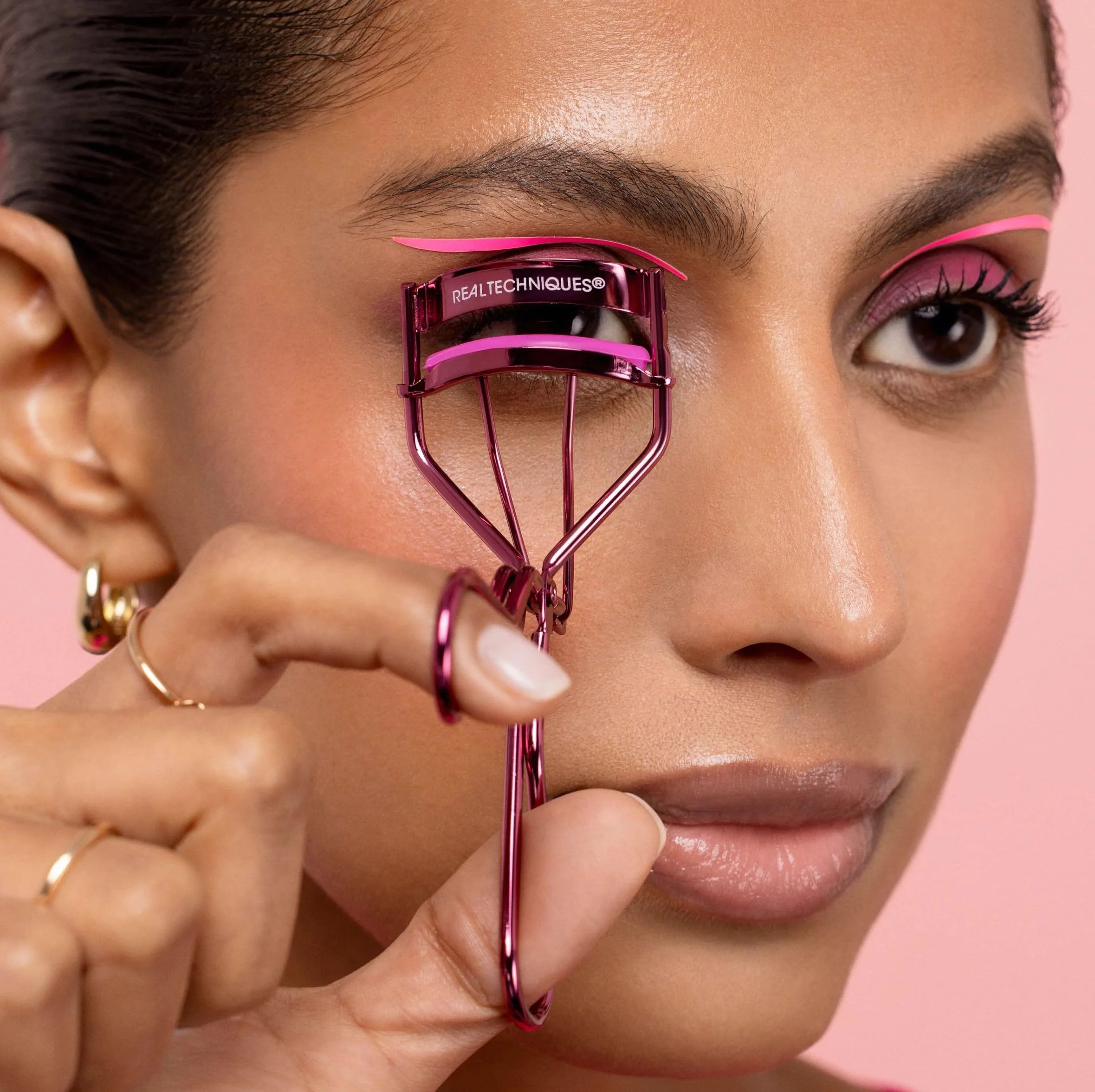 Real Techniques Recourbe-Cils Miracle, outil doux rose format voyage, cils liftés volume boost mascara