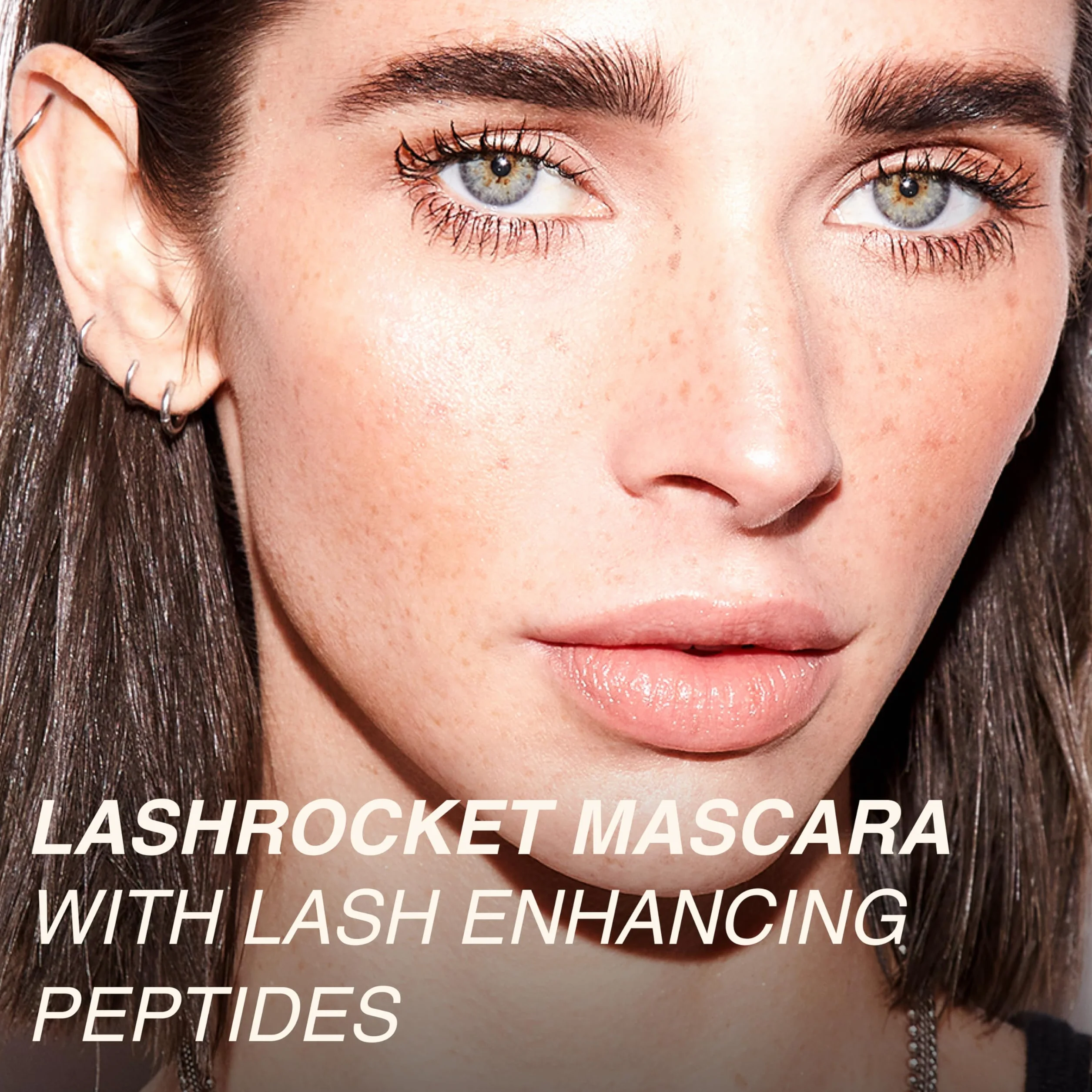 Freck Beauty Mascara Lashrocket avec des peptides de cils qui renforcent les cils, revitalisant et nutritif, les cils ont l'air plus épais, plus longs et plus forts à chaque application. Couleur