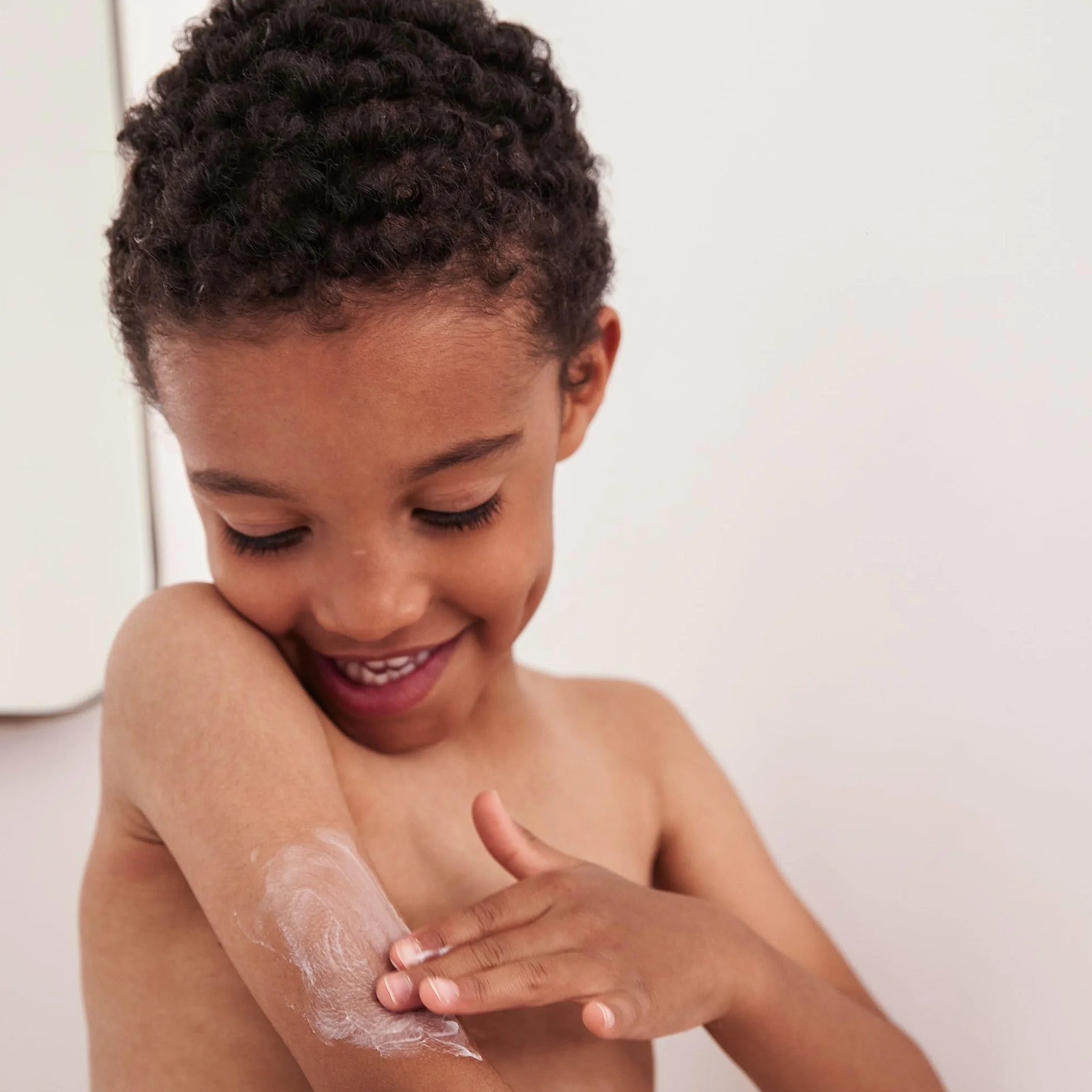 Topicrem DA Baume Émollient Crème Hydratante Relipide Nourrit Apaise Soin Visage Corps Peaux Sensibles Sèches Atopiques Bébés Enfants Adultes 500 ml