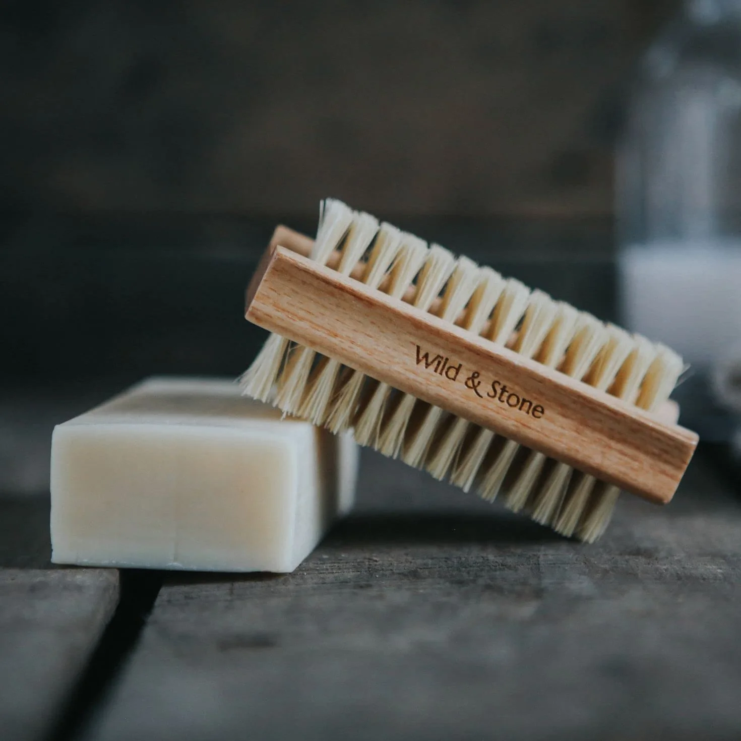 Wild & Stone Brosse à ongles en bois double face sisal naturel FSC végétalien sans plastique