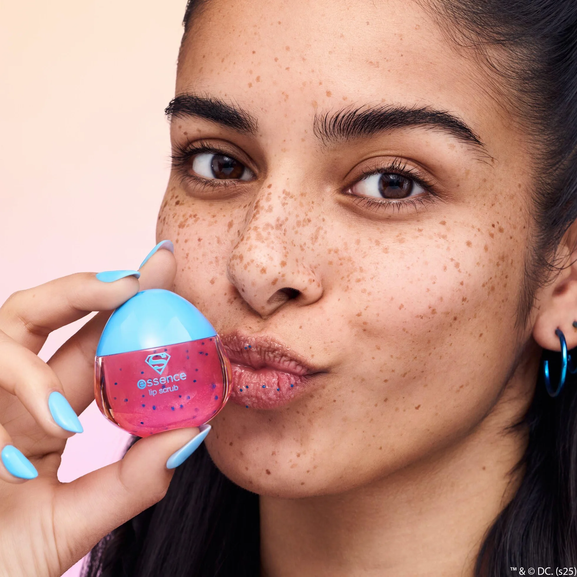 essence Superman lip scrub gommage lèvres 11g avec vitamines