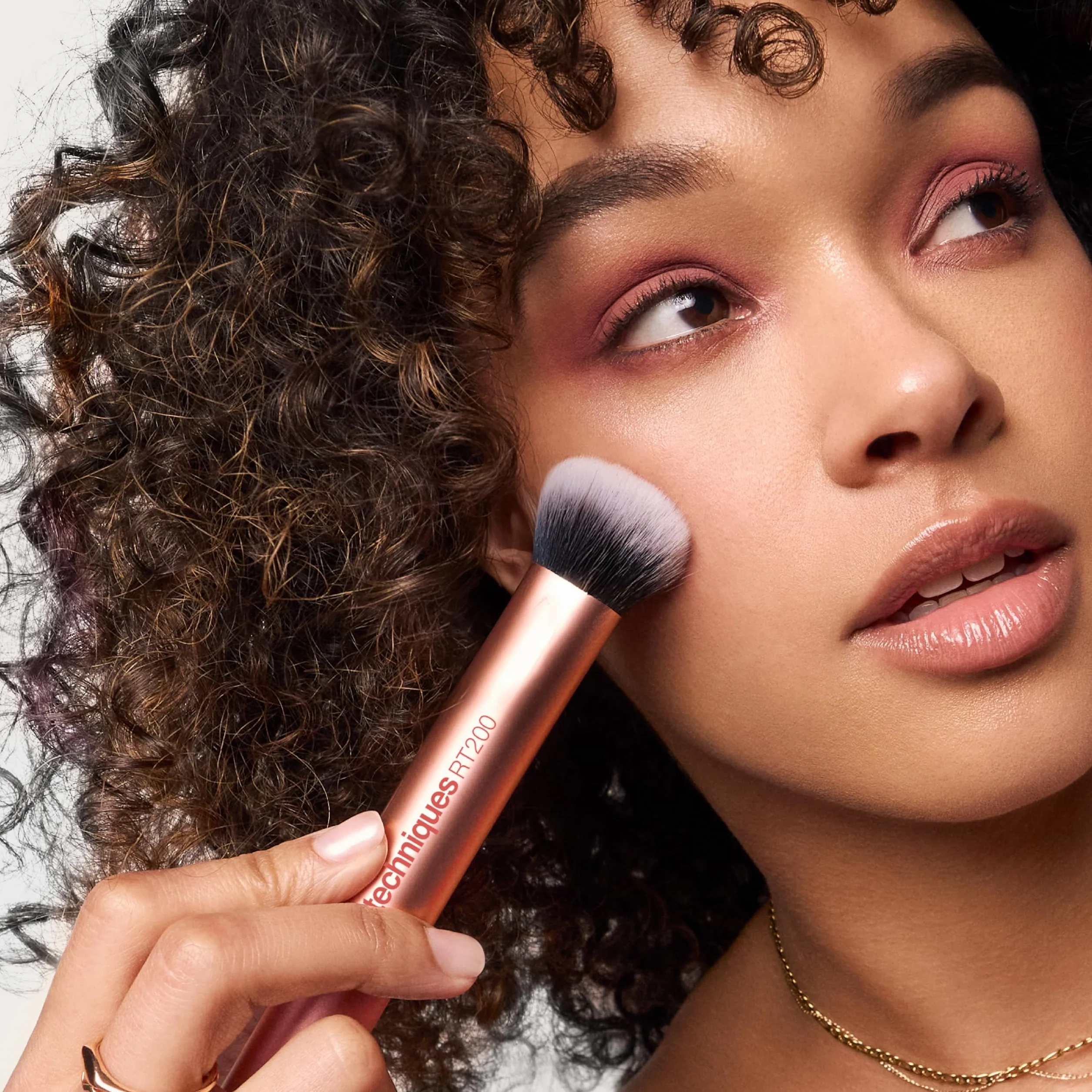 Real Techniques Pinceau de maquillage Expert visage fond de teint liquide crème fard à joues poudre bronzante couverture modulable