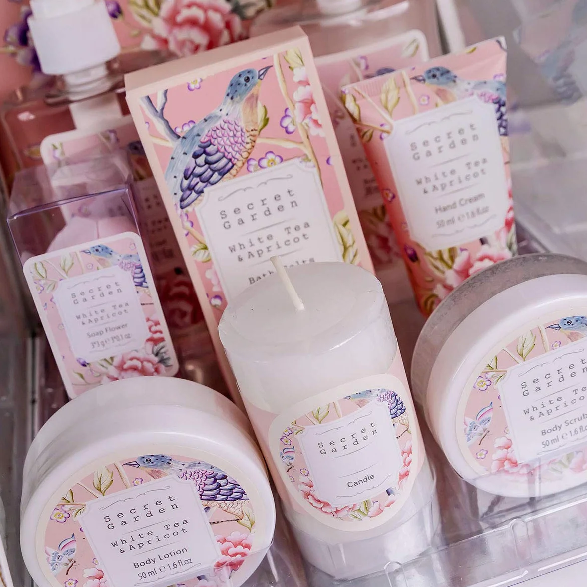 Coffret cadeau Accentra SECRET GARDEN dans une grande lanterne en bois, gel douche, bain moussant, gommage corporel, lotion pour le corps, crème pour les mains, sels de bain et bougie, pour femme