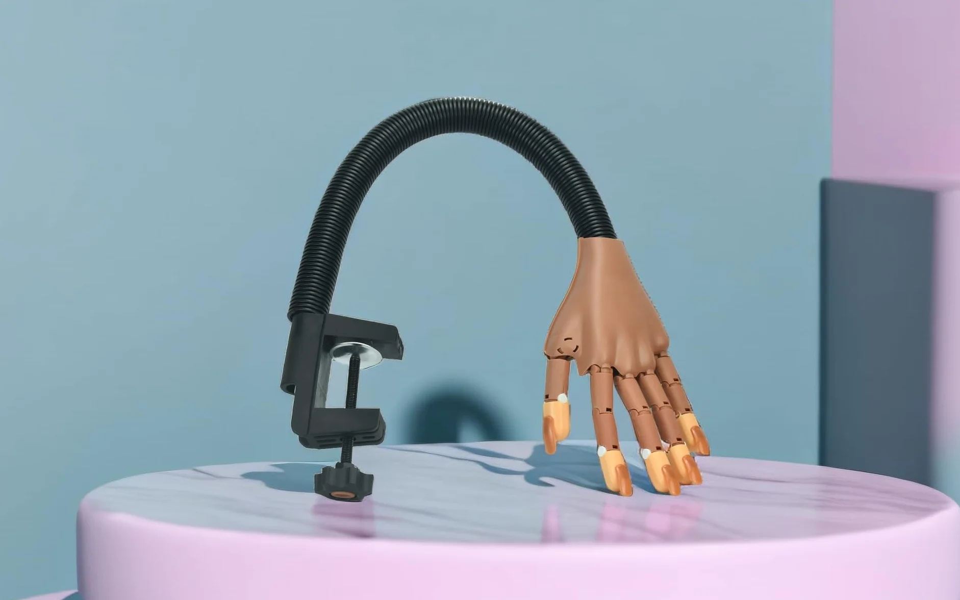 Main d'Entrainement Manucure, Faux ongles, 300 Morceaux d'Ongles et Fausse Main Manucure, Amovible Main Entrainement Ongles pour Manucure à Ongles Bricolage (brun)
