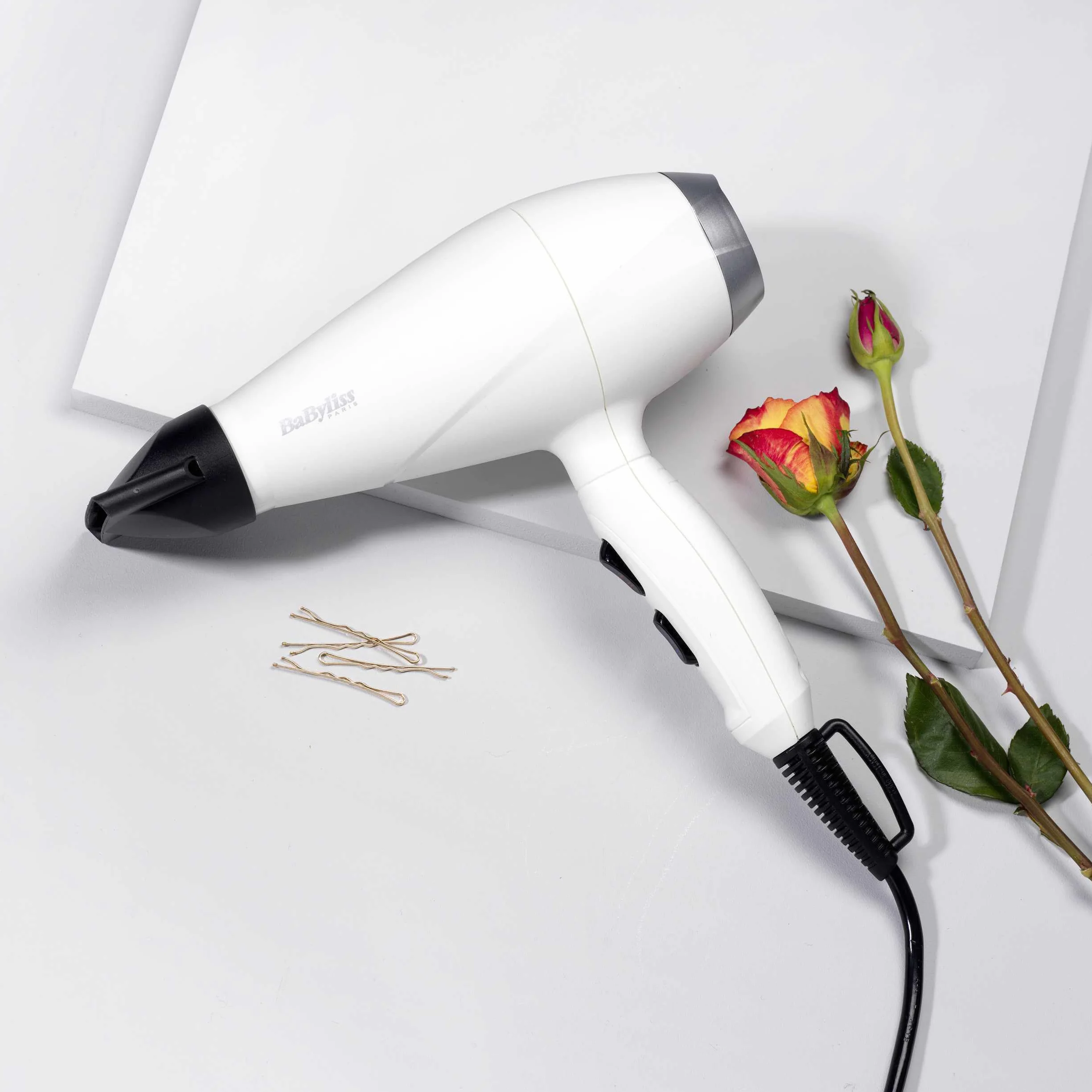 BaByliss Sèche-cheveux Speed Pro 2000 Sèche cheveux 2000W Moteur Professionnel AC Fabriqué en Italie Léger Technologie Ionique Anti-Frisottis 3 réglages température 2 réglages vitesses Blanc 6704WE