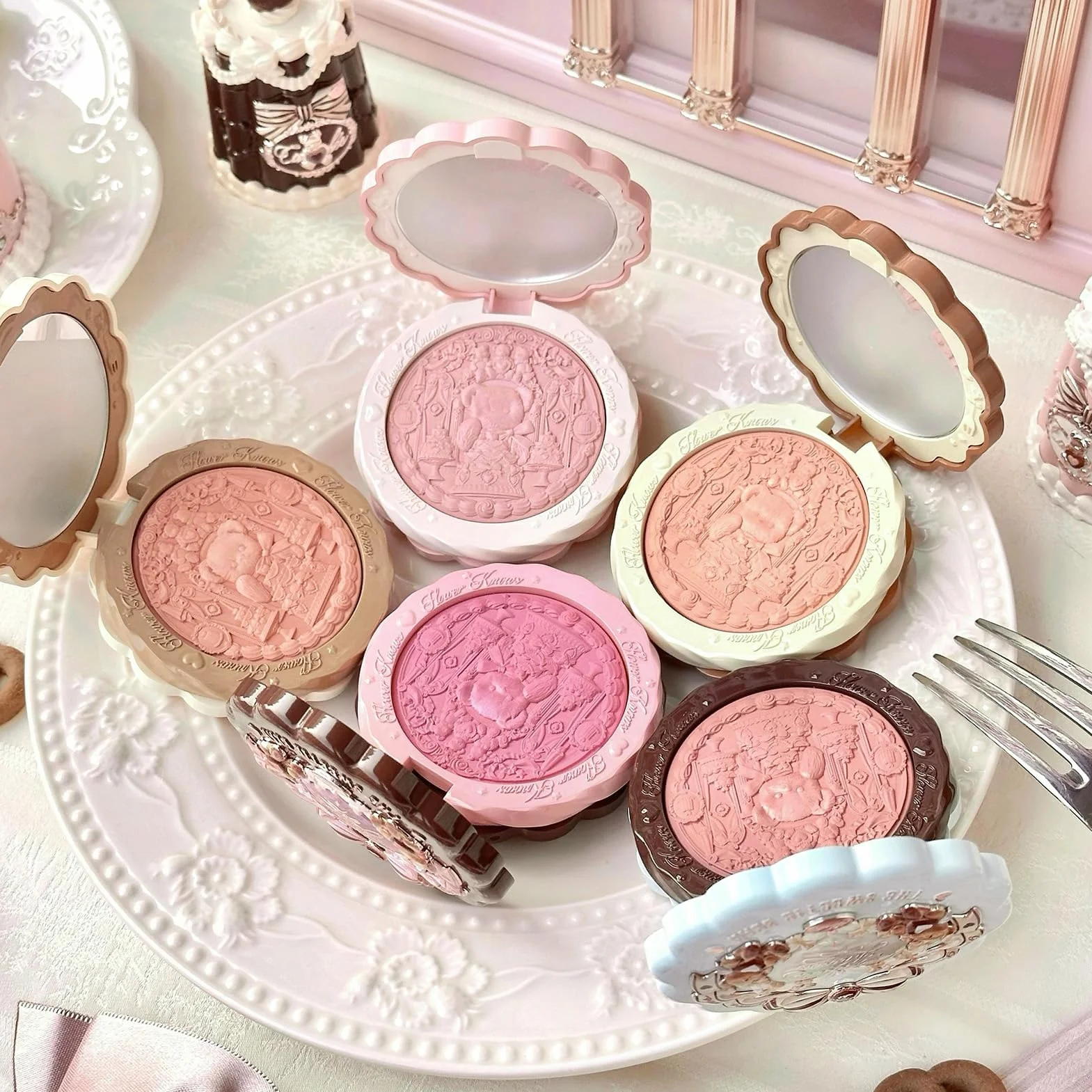 La collection Sweetie Bear Blush satiné en soie, blush poudre rose pêche scintillant pour les joues Flower Know, maquillage pour le visage modulable et estompable, doux et longue tenue (Garden Picnic)