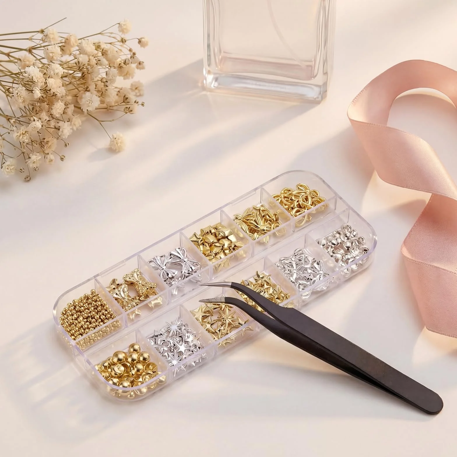 Lot de 3 boîtes de breloques à ongles dorées et argentées - Accessoires nail art avec pince à épiler