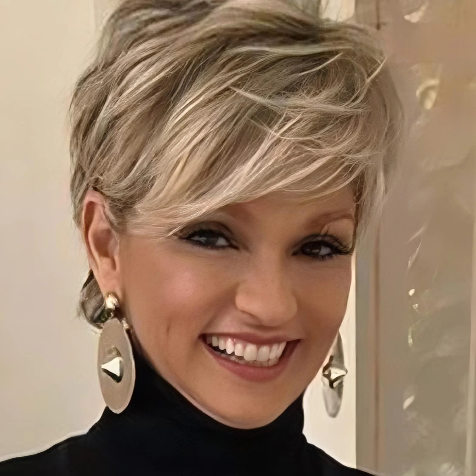 Creamily Perruques blondes courtes pour femme, coupe Pixie avec frange, cheveux synthétiques naturels lisses, perruque courte pour femme, perruque quotidienne, cosplay, fête, blond mélangé marron