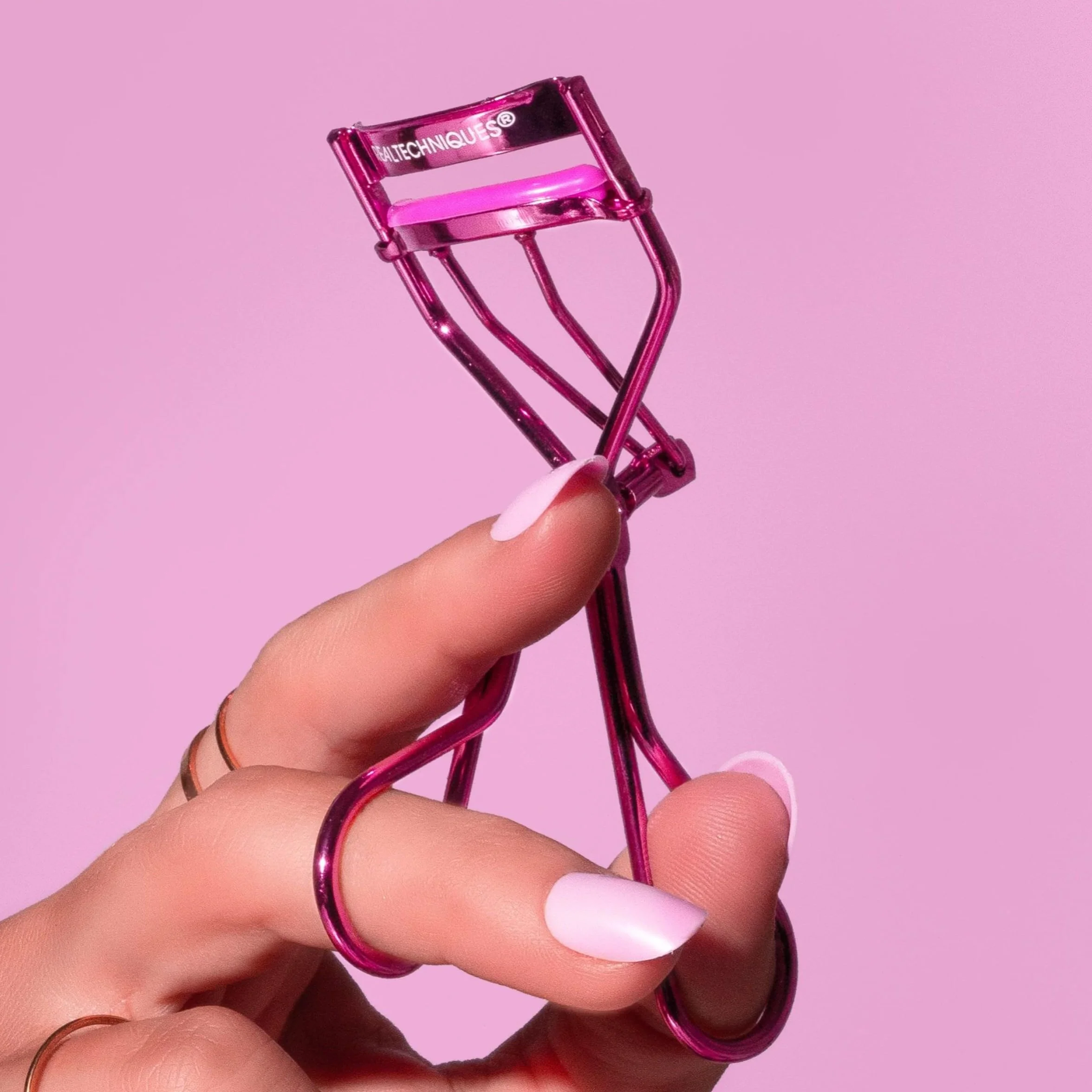 Real Techniques Recourbe-Cils Miracle, outil doux rose format voyage, cils liftés volume boost mascara