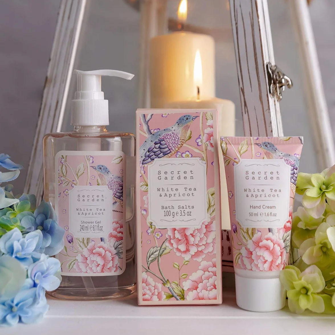Coffret cadeau Accentra SECRET GARDEN dans une grande lanterne en bois, gel douche, bain moussant, gommage corporel, lotion pour le corps, crème pour les mains, sels de bain et bougie, pour femme