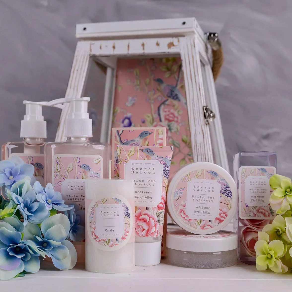 Coffret cadeau Accentra SECRET GARDEN dans une grande lanterne en bois, gel douche, bain moussant, gommage corporel, lotion pour le corps, crème pour les mains, sels de bain et bougie, pour femme