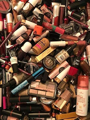Lot de 32 produits cosmétiques de marque, maquillage