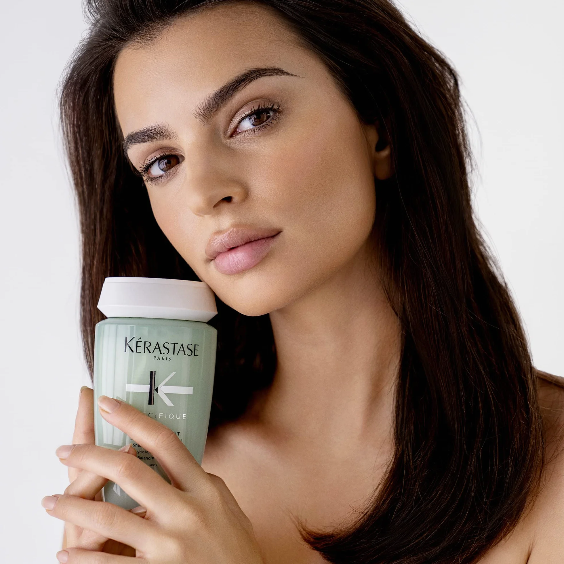 KÉRASTASE Spécifique Bain Divalent Shampoing Équilibrant Purifie Facilite Le Coiffage Acide Aminé Vitamine B6 Racines Grasses Longueurs Sensibilisées 250 ml
