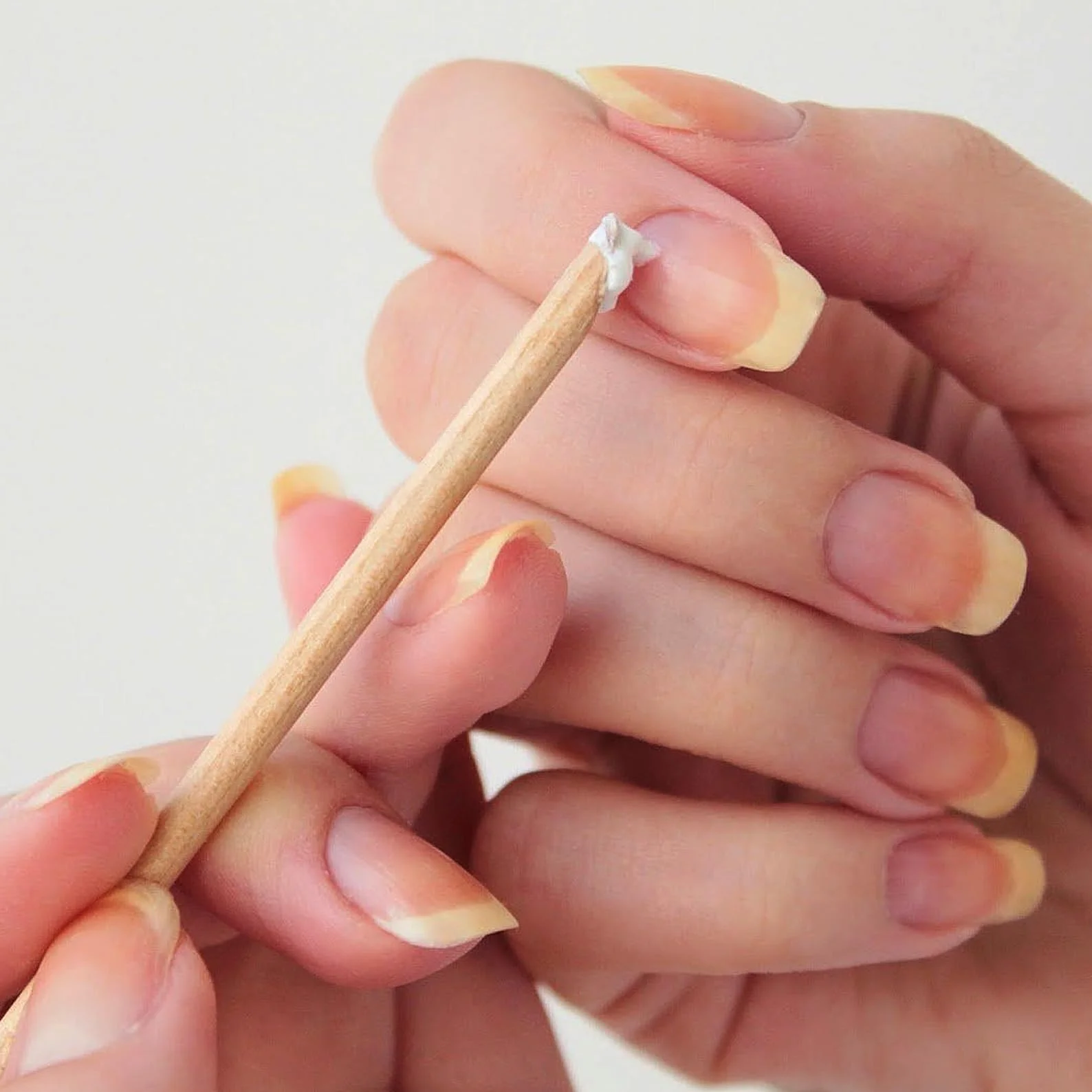 Lot de 100 bâtonnets en bois de rose - Outils de manucure professionnels - Bâtonnets à cuticules en bois d'oranger - Pour outil professionnel - Avec taille-crayon et côté plat