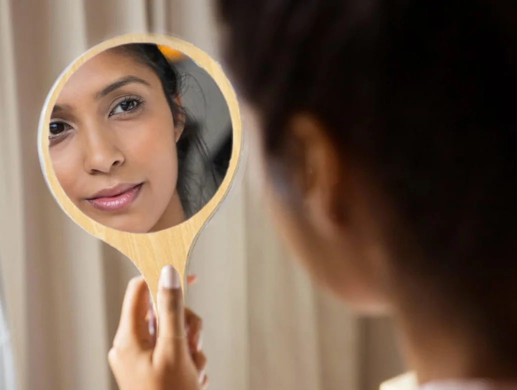 Miroir de Main avec Poignée en Bois, Miroir Coiffeur Portable pour Maquillage Coupe de Cheveux Rasage Soins du Visage