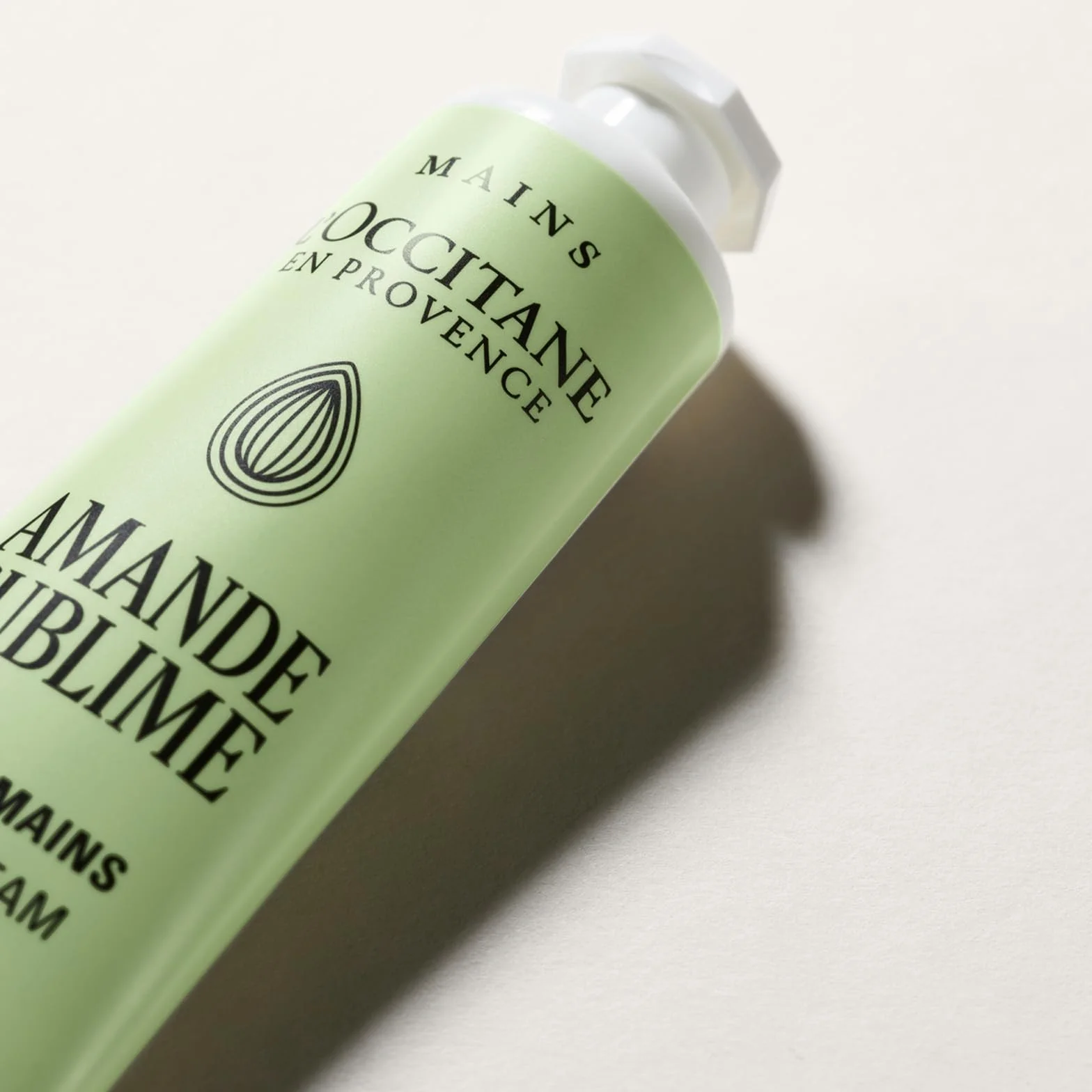L'OCCITANE Crème Mains Amande Sublime 30 ml Texture légère