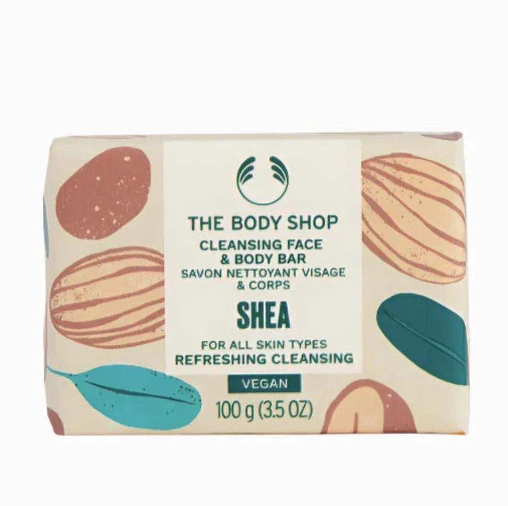 The Body Shop Coffret cadeau au karité - Ensemble de soins pour peau sèche - Crème douche, beurre corporel, baume pour les mains, savon et fleur de ramie - Cosmétiques naturels végétaliens