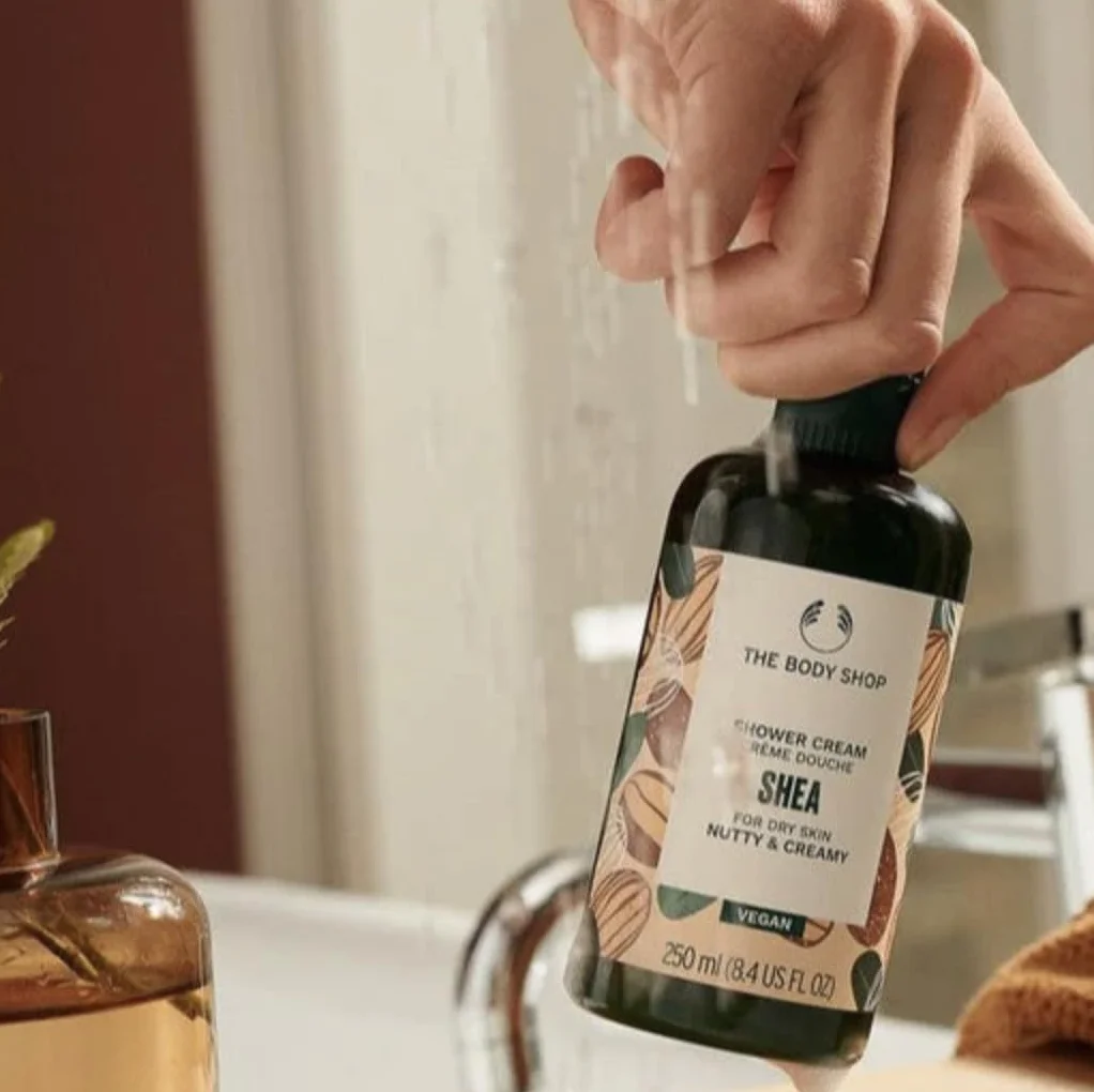 The Body Shop Coffret cadeau au karité - Ensemble de soins pour peau sèche - Crème douche, beurre corporel, baume pour les mains, savon et fleur de ramie - Cosmétiques naturels végétaliens