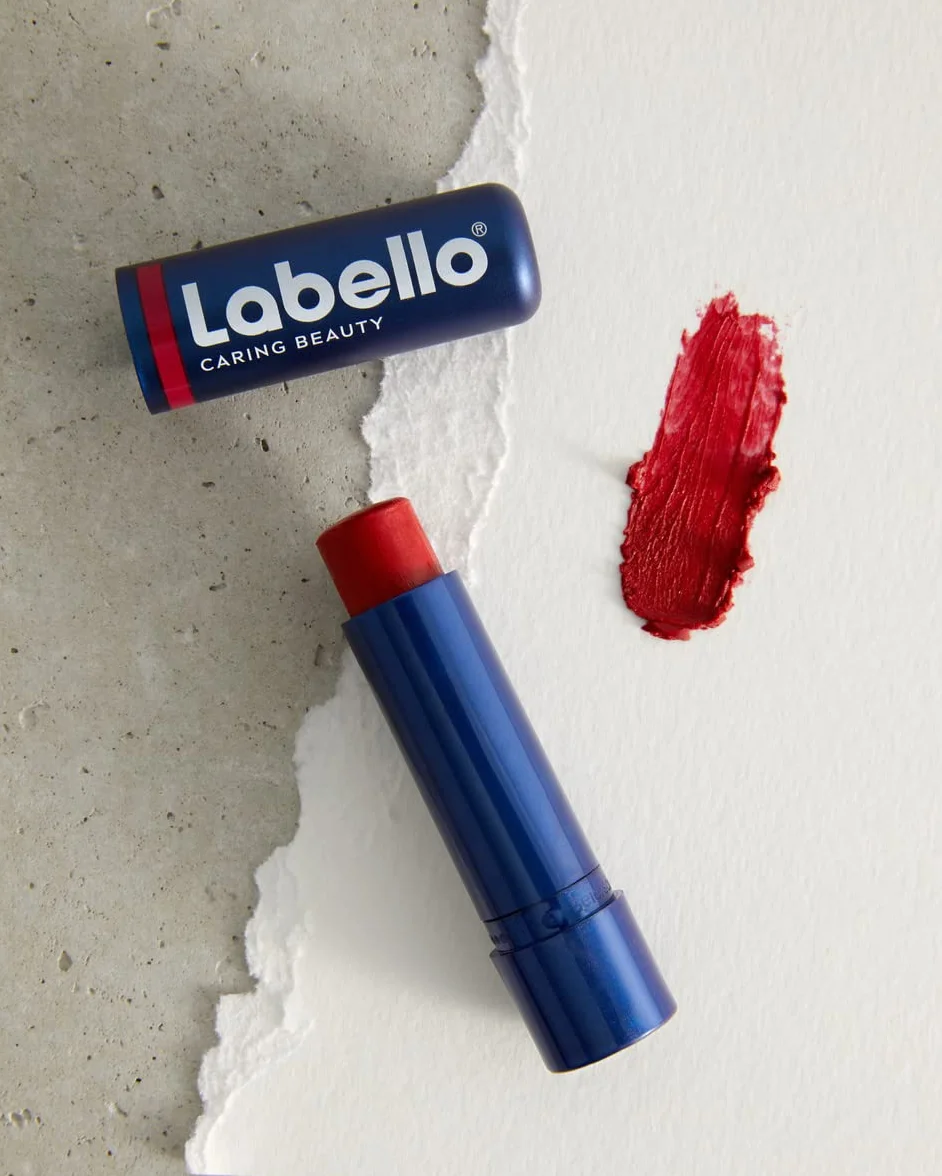 LABELLO Caring Beauty Rouge FPS 30 Stick à lèvres au beurre de karité et huile d’amande Baume à lèvres rouge 5,5 ml