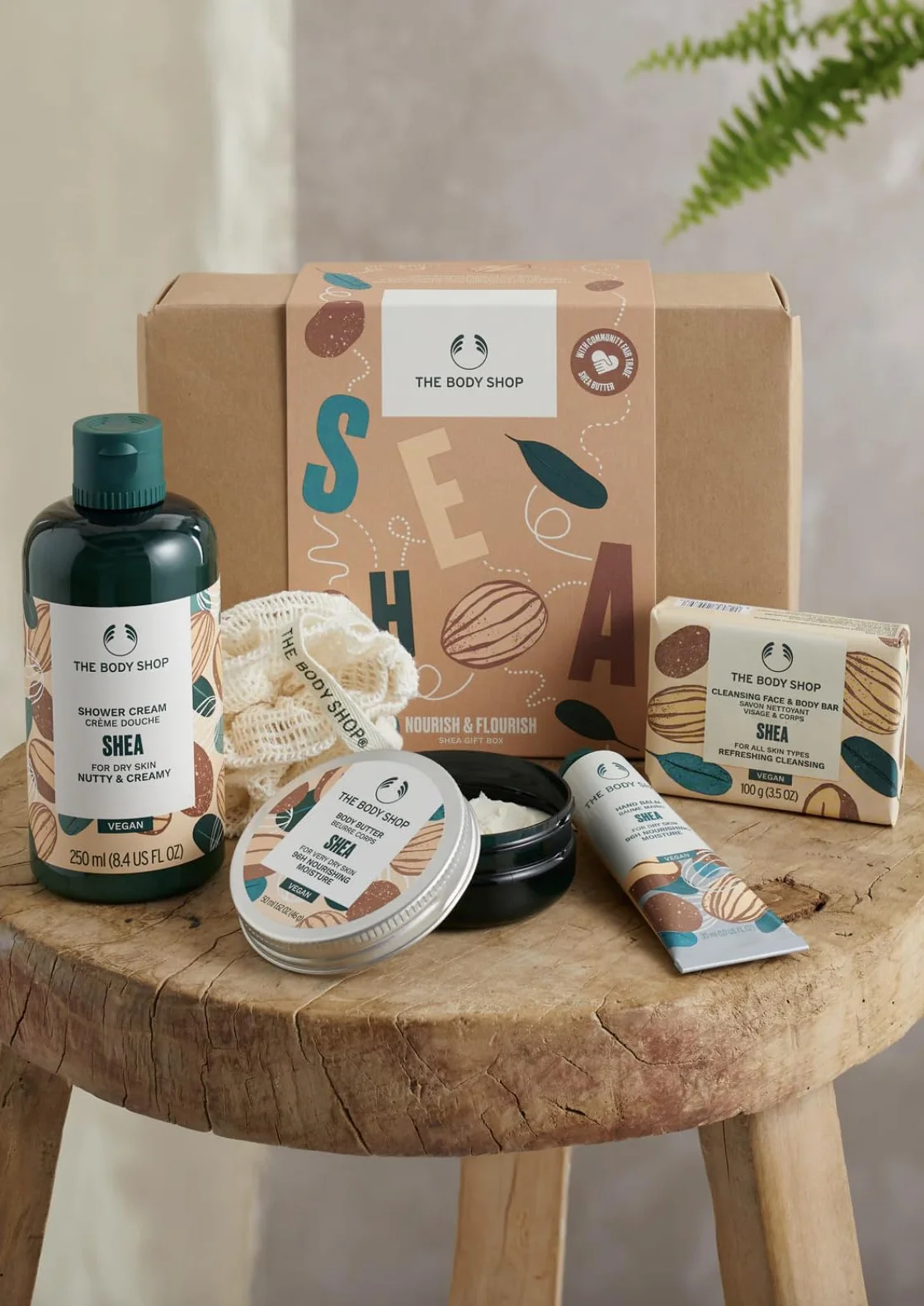 The Body Shop Coffret cadeau au karité - Ensemble de soins pour peau sèche - Crème douche, beurre corporel, baume pour les mains, savon et fleur de ramie - Cosmétiques naturels végétaliens