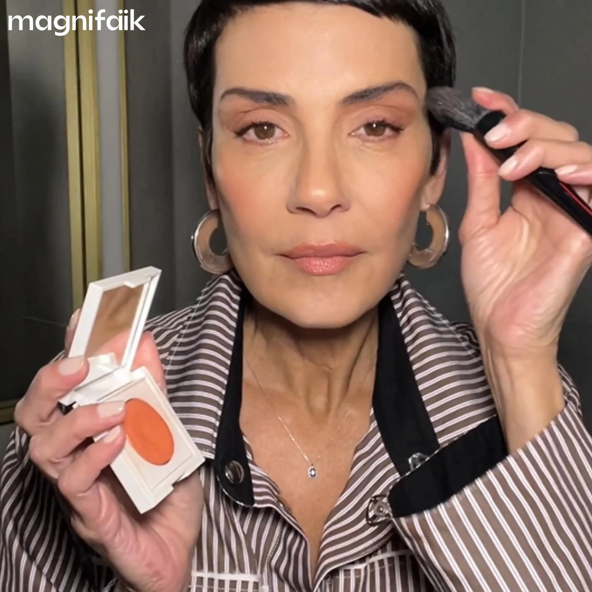 Magnifaïk - Blush - Teinte LAMBADA : orangé abricot - Texture novatrice entre crème et poudre - Résultat naturel sans démarcation - On est dans la couleur !