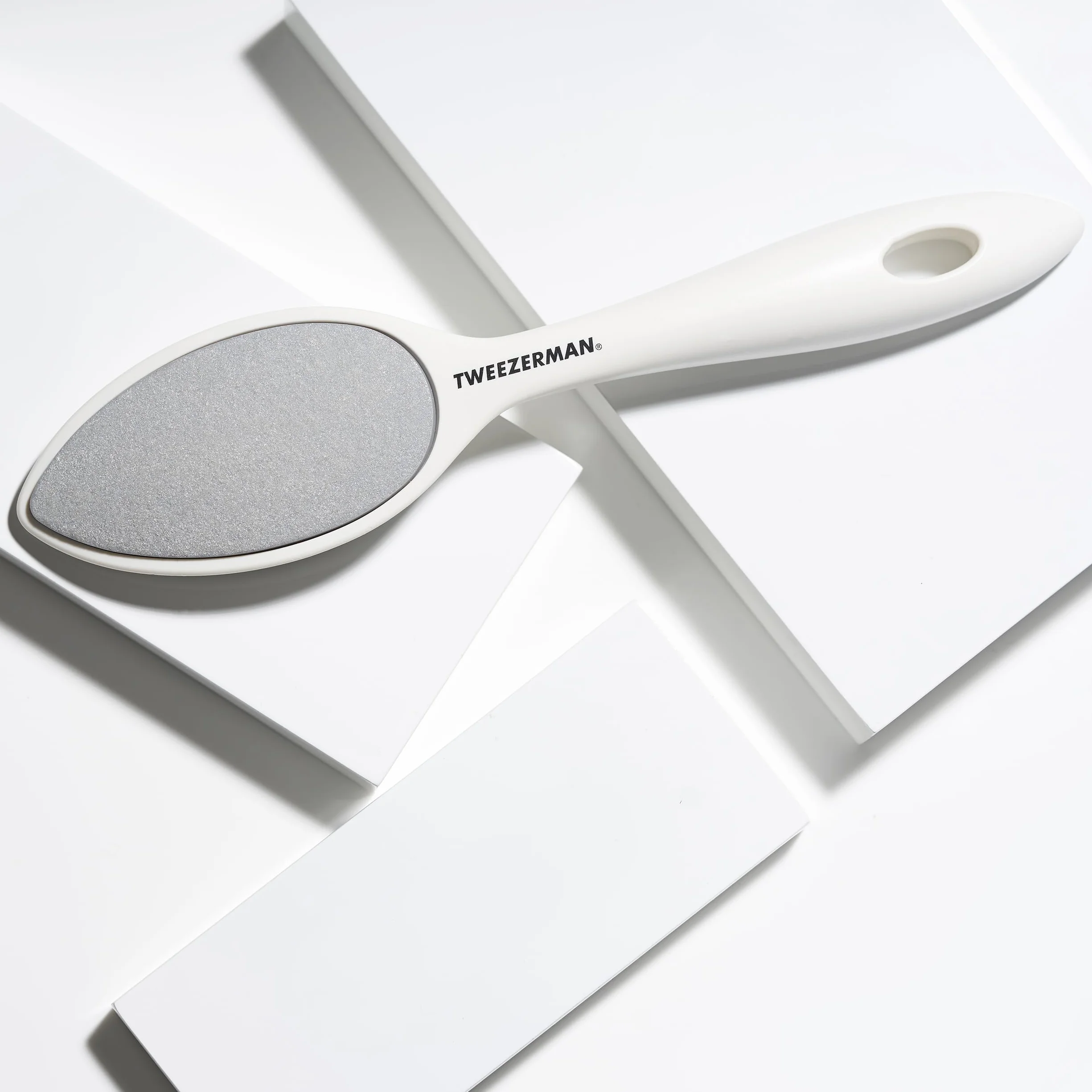Tweezerman Outil antibactérien pour enlever les callosités - Pierre en céramique double face exfoliante et lissante pour pédicure