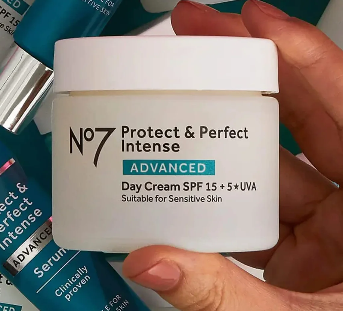 No7 Protect & Perfect Lot de 2 crèmes de jour et de nuit 50 ml