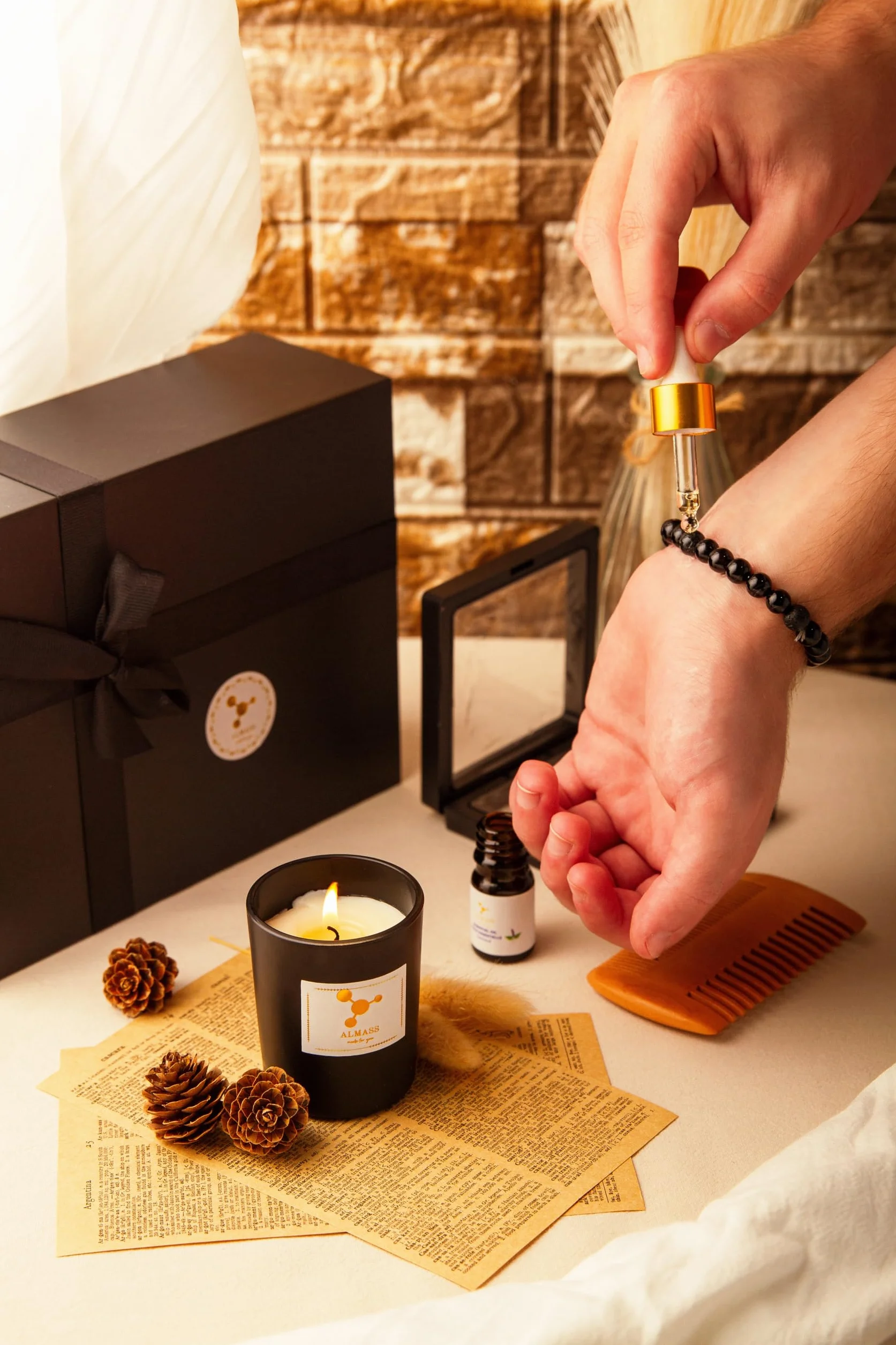 coffret cadeau homme - bijoux homme - ideaa cadeau original : Bougie OUD 100% Naturelle + Bracelet pierres Naturelle Diffuseur huile essentielle + 5ml PATCHOULI+ Peigne en Bois