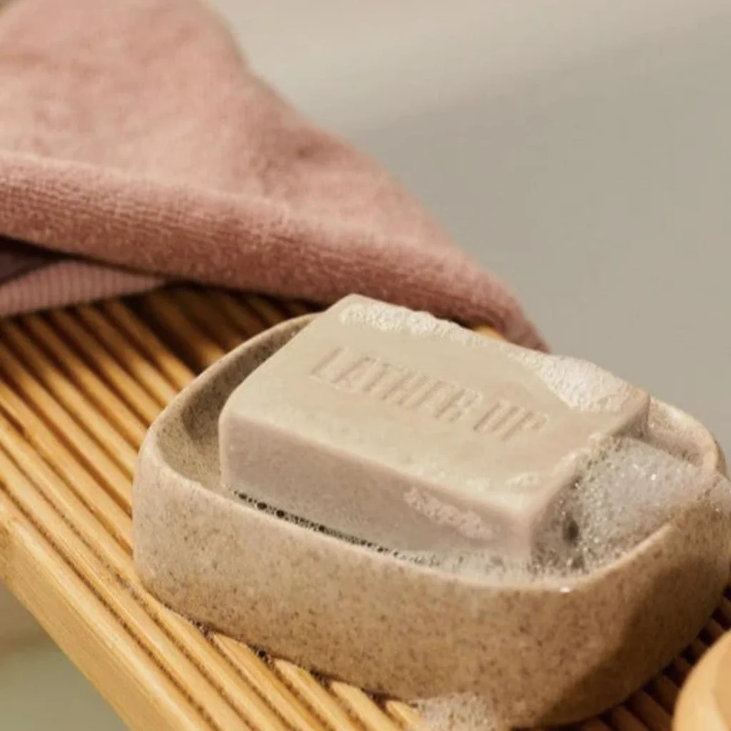 The Body Shop Coffret cadeau au karité - Ensemble de soins pour peau sèche - Crème douche, beurre corporel, baume pour les mains, savon et fleur de ramie - Cosmétiques naturels végétaliens