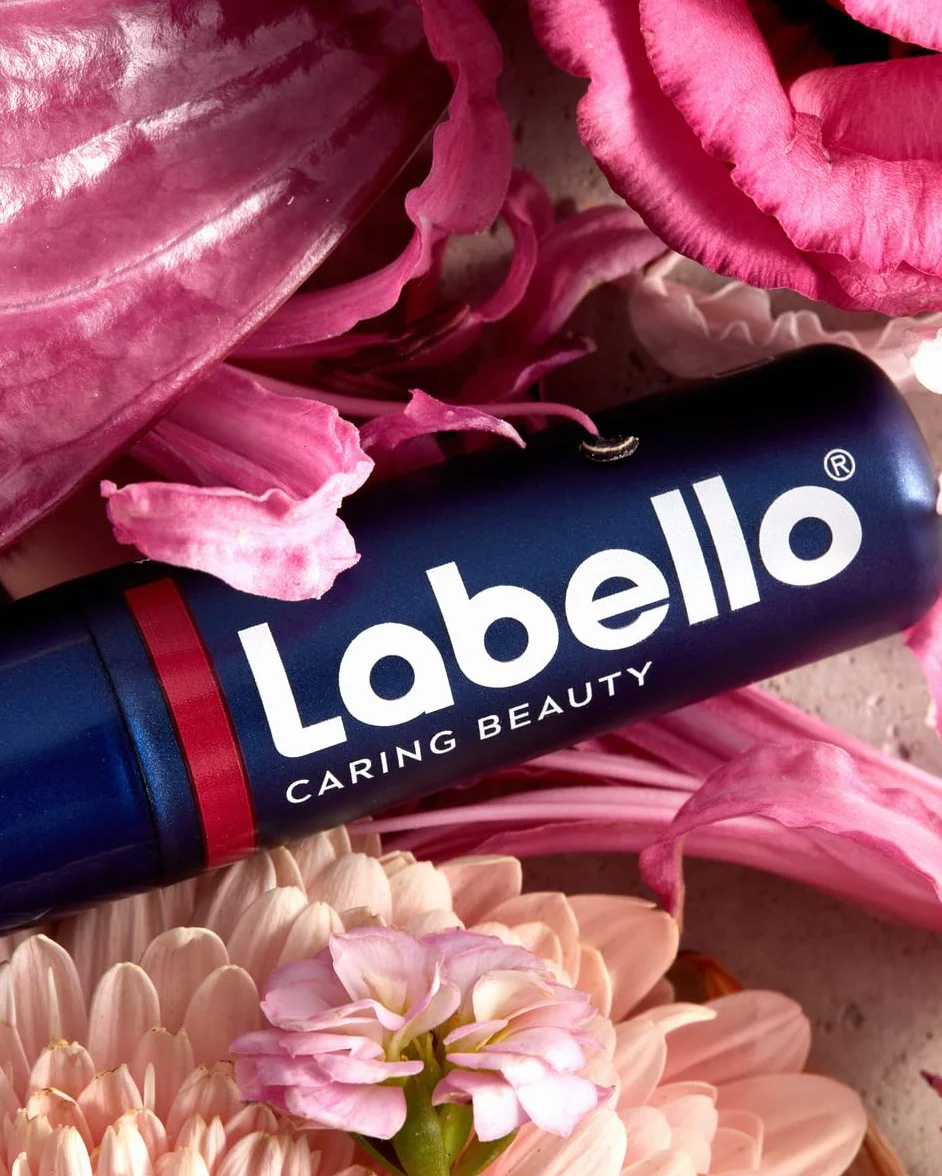 LABELLO Caring Beauty Rouge FPS 30 Stick à lèvres au beurre de karité et huile d’amande Baume à lèvres rouge 5,5 ml